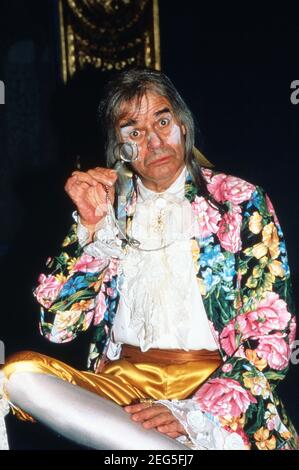 Walter Giller, deutscher Schauspieler, im Kostüm aus dem Moliere Stück 'der Bürger als Edelmann', Deutschland 1989. Stockfoto