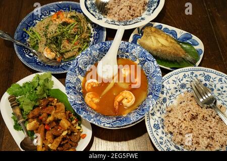 Shrimp saure Curry Suppe serviert mit frittierten Gurami (Guramy) Fisch , brauner Reis , streaky Schweinefleisch , Braten Sie würzigen Reis Vermicelli Nudeln Mit Garnelen und w Stockfoto