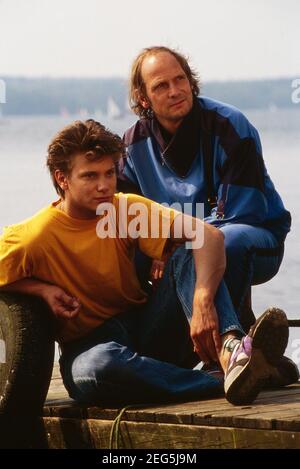 Fabian Harloff, deutscher Schauspieler, Hörspielsprecher, Synchronsprecher und Musiker, mit seinem Vater Jan, Deutschland um 1994. Stockfoto