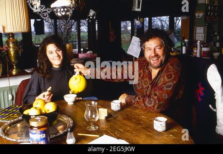 Chiem van Houweninge, niederländischer Drehbuchautor und Schauspieler, mit Ehefrau Marina zuhause in Vlaardingen, Niederlande um 1998. Stockfoto