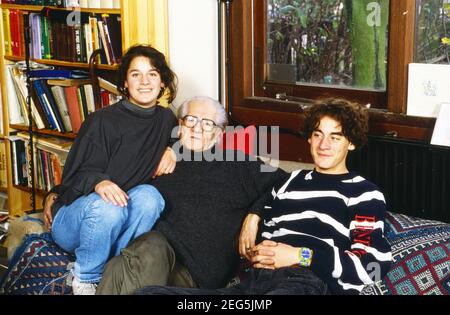 Kinder Chiem van Houweninge, niederländischer Drehbuchautor und Schauspieler, zuhause mit Opa in Vlaardingen, Niederlande um 1998. Stockfoto