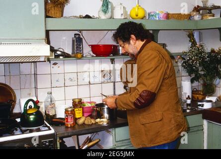 Chiem van Houweninge, niederländischer Drehbuchautor und Schauspieler, zuhause in der Küche in Vlaardingen, Niederlande um 1998. Stockfoto