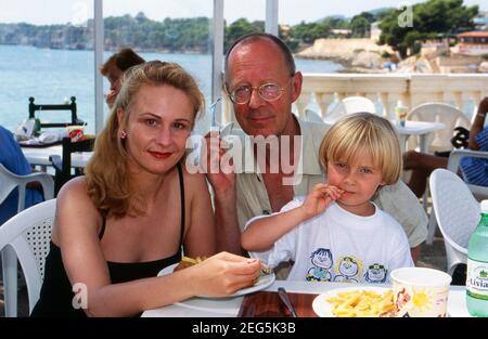 Hans Peter Korff, deutscher Schauspieler, mit Ehefrau Christiane Leuchtmann und Sohn Johannes Valentin im Urlaub, Spanien um 1996. Stockfoto