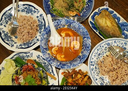 Shrimp saure Curry Suppe serviert mit frittierten Gurami (Guramy) Fisch , brauner Reis , streaky Schweinefleisch , Braten Sie würzigen Reis Vermicelli Nudeln Mit Garnelen und w Stockfoto