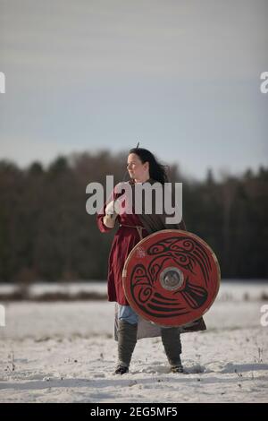 Viking Schild-Maid stehend bewaffnet und bereit in verschneite Landschaft Stockfoto