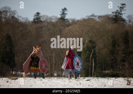 Wikinger Schild-Maid und angelsächsischen Krieger stehen in Freundschaft in Gefrorene Landschaft Stockfoto
