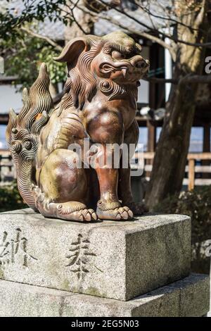 Eine Komainu Löwenhund-Statue, die den Eingang zu Myoken-do bewacht, einem kleinen buddhistischen Tempel in Higashiyama, Kyoto, Japan Stockfoto