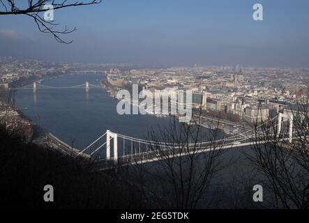 Blick nach Westen über die Elisabethbrücke mit der Szechenyi-Brücke dahinter, über den Fluss Duna (Donau) aus dem Citadella-Viertel, Budapest, Ungarn. Stockfoto