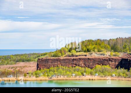 Campingplatz in einem alten Steinbruch mit einem See Feder Stockfoto