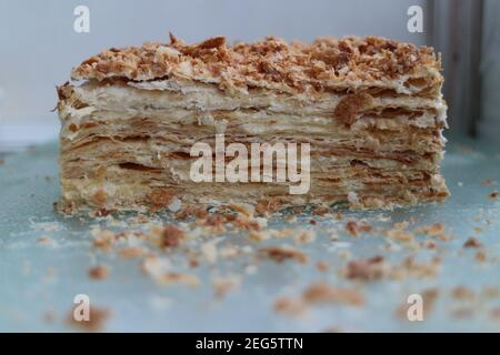 napoleon geschichteten Kuchen in einem Schnitt mit Krümel Stockfoto