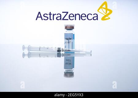 BARCELONA, SPANIEN - 17. Feb 2021: Impfstoff gegen Coronavirus (Covid 19) aus der Forschung von AstraZeneca. Stockfoto