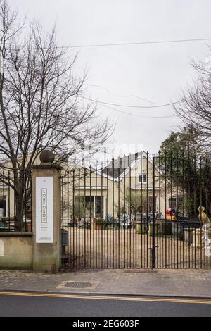 Lordfords Antiquitätengeschäft in Long Street, Tetbury, Gloucestershire, Großbritannien Stockfoto