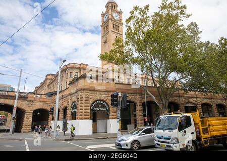 Hauptbahnhof im Stadtzentrum von Sydney mit Uhrturm und Lokaler Verkehr, Sydney, NSW, Australien Stockfoto