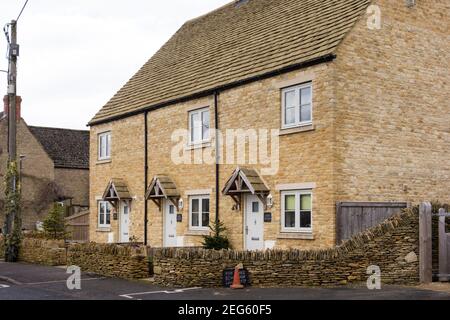 Neu gebaute Hütte, aber sympathisch gestaltet. Cotswold Market Town Tetbury, Gloucestershire, Großbritannien Stockfoto