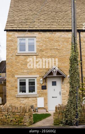 Neu gebaute Hütte, aber sympathisch gestaltet. Cotswold Market Town Tetbury, Gloucestershire, Großbritannien Stockfoto