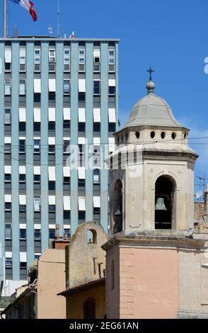 Moderne Mairie de Toulon oder Rathaus (1964-1970) & Belfry Oder Glockenturm der Kirche Eglise Saint François de Paule (1744) Toulon Var Provence Frankreich Stockfoto