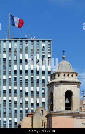 Moderne Mairie de Toulon oder Rathaus (1964-1970) & Belfry Oder Glockenturm der Kirche Eglise Saint François de Paule (1744) Toulon Var Provence Frankreich Stockfoto