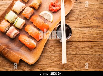 Satz von Sushi und Maki Rollen am Steintisch. Draufsicht mit Textfreiraum Stockfoto