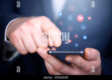 Konzept der Social Media-Interaktionen auf dem Handy mit Benachrichtigungssymbolen von Like. Stockfoto