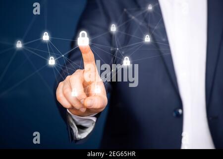 Geschäftsmann Hand berühren virtuellen Bildschirm. Konzept der Sicherheitsdienste für Cybersicherheit und Informationstechnologie. Stockfoto