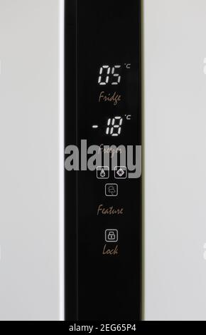 Hauptgerät - Nahaufnahme LED-Anzeige zwei-Türer Seite an Seite Kühlschrank Kühlschrank auf weißem Hintergrund. Isoliert Stockfoto