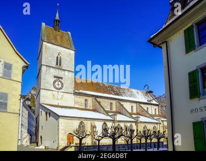 Blick auf die Stiftskirche Saint Ursanne und ihre Abtei in der charmanten mittelalterlichen Stadt Saint Ursanne, Kanton Jura, Schweiz. Stockfoto