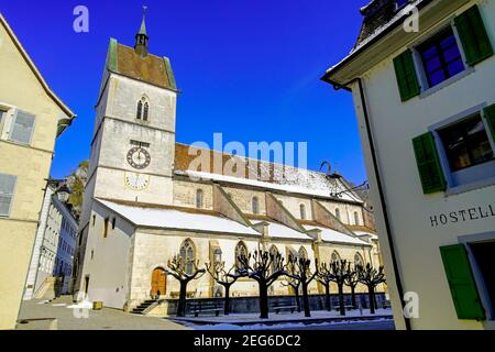 Blick auf die Stiftskirche Saint Ursanne und ihre Abtei in der charmanten mittelalterlichen Stadt Saint Ursanne, Kanton Jura, Schweiz. Stockfoto