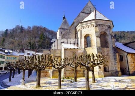 Straßenansicht der Stiftskirche und des Kreuzganges in der charmanten mittelalterlichen Stadt Saint Ursanne, Kanton Jura, Schweiz. Stockfoto