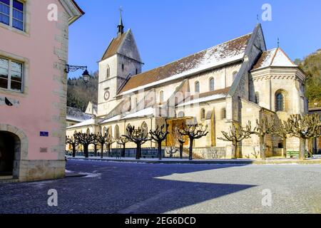 Blick auf die Stiftskirche Saint Ursanne und ihre Abtei in der charmanten mittelalterlichen Stadt Saint Ursanne, Kanton Jura, Schweiz. Stockfoto