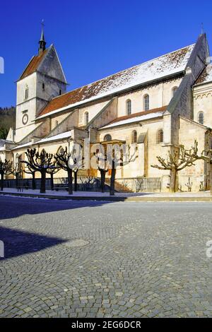 Blick auf die Stiftskirche Saint Ursanne und ihre Abtei in der charmanten mittelalterlichen Stadt Saint Ursanne, Kanton Jura, Schweiz. Stockfoto