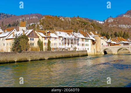 Blick auf die malerische Stadt Saint Ursanne und John of Nepomuk Brücke über den Fluss Doubs, Kanton Jura, Schweiz. Stockfoto