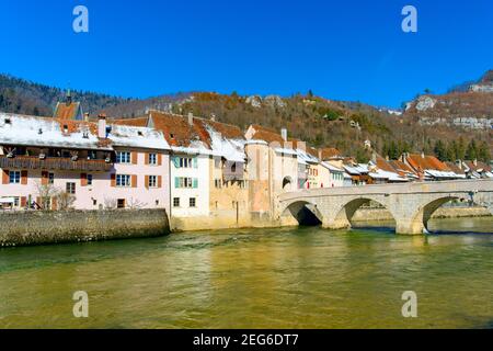 Blick auf die malerische Stadt Saint Ursanne und John of Nepomuk Brücke über den Fluss Doubs, Kanton Jura, Schweiz. Stockfoto