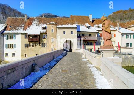 Brücke Johannes von Nepomuk über den Fluss Doubs, Saint Ursanne. Kanton Jura, Schweiz. Stockfoto