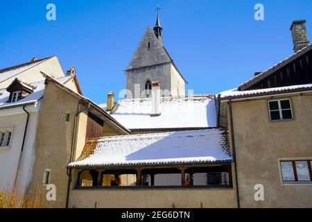 Farbenfrohe Gebäude in der charmanten Kleinstadt Saint Ursanne mit mittelalterlichem Charakter im Kanton Jura, Schweiz. Stockfoto