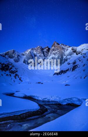Vignemale in einer Winternacht mit der Milchstraße von der Schutzhütte Oulettes de Gaube aus gesehen (Nationalpark der Pyrenäen, Cauterets, Frankreich) Stockfoto