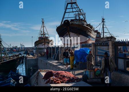 Essaouira, Marokko - 15. April 2016: Fischer im Hafen bei der Stadt Essaouira, mit den traditionellen Fischerbooten, an der Atlantikküste o Stockfoto