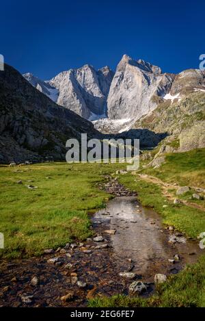 Vignemale im Sommer, vom Gaube-Tal aus gesehen (Nationalpark Pyrénées, Pyrenäen, Cauterets, Frankreich) Stockfoto