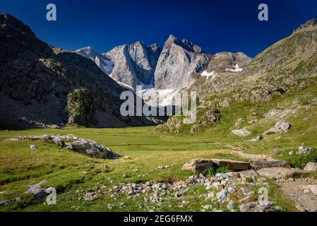 Vignemale im Sommer, vom Gaube-Tal aus gesehen (Nationalpark Pyrénées, Pyrenäen, Cauterets, Frankreich) Stockfoto