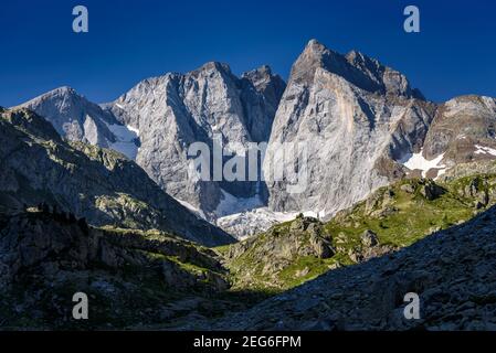 Vignemale im Sommer, vom Gaube-Tal aus gesehen (Nationalpark Pyrénées, Pyrenäen, Cauterets, Frankreich) Stockfoto