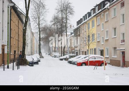 Essen, Nordrhein-Westfalen, Deutschland - Wintereinbruch im Ruhrgebiet, verschneite Wohnstraße in Holsterhausen, verschneite Autos auf dem Schnee-Co Stockfoto
