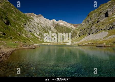 Vignemale-Massiv im Sommer vom Barrage d'Ossoue (Sumpf) aus gesehen (Nationalpark der Pyrenäen, Cauterets, Frankreich) Stockfoto