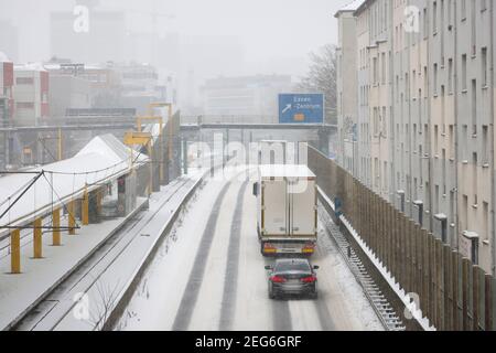 Essen, Nordrhein-Westfalen, Deutschland - Wintereinbruch im Ruhrgebiet, auf der Autobahn A40 fahren nur wenige Autos und Lastwagen in Eis und Schnee. Stockfoto