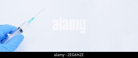 Arzt hält leere Einwegspritze nach der Impfung auf weißem Hintergrund.Covid-Impfstoff. Stockfoto