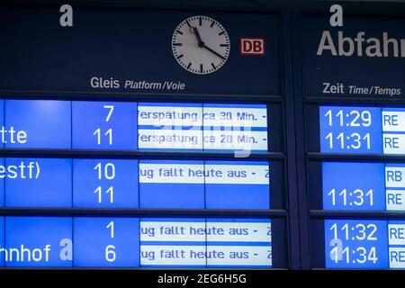 Essen, Nordrhein-Westfalen, Deutschland - Wintereinbruch im Ruhrgebiet, Essener Bahnhof, wegen Eis und Schnee sind viele Züge verspätet oder absagen Stockfoto