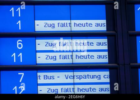 Essen, Nordrhein-Westfalen, Deutschland - Wintereinbruch im Ruhrgebiet, Essener Bahnhof, wegen Eis und Schnee sind viele Züge verspätet oder absagen Stockfoto