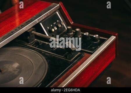 Red Grammophon Plattenspieler vintage Nostalgie Holz Hintergrund Stockfoto