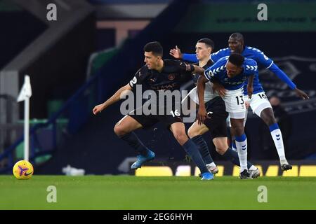 Liverpool, Großbritannien, 17th. Februar 2021. Im Bild links nach rechts, Manchester City Rodri und Manchester City Phil Foden in Aktion gegen Everton Yerry Mina und Everton Abdoulaye Doucour. Kredit: Anthony Devlin/Alamy Live Nachrichten Stockfoto