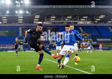 Liverpool, Großbritannien, 17th. Februar 2021. Im Bild links nach rechts, Manchester City Riyad Mahrez und Everton Ben Godfrey in Aktion. Kredit: Anthony Devlin/Alamy Live Nachrichten Stockfoto