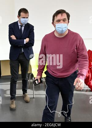 Der flämische Sozialminister Wouter Beke (L) nimmt am Donnerstag, dem 18. Februar, am Start der Impfkampagne COVID-19 für Menschen mit Behinderungen Teil Stockfoto