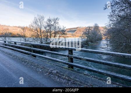 Eine frostige Szene an der Halfpenny Bridge over the River exe im exe Valley bei Bampton, Devon, England. Stockfoto